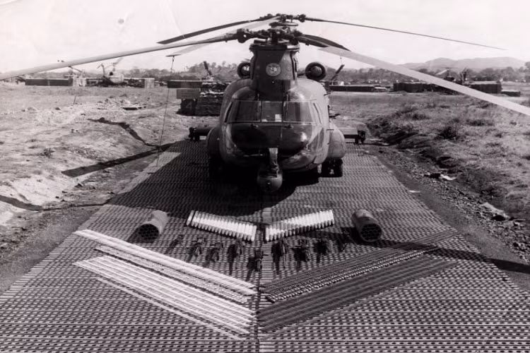 Và kết quả của ước muốn này là sự ra đời của mẫu trực thăng tấn công AC-47A dựa trên nền tảng CH-47 hay còn được gọi với biệt danh “Guns-A-Go-Go”, còn thứ Quân đội Mỹ nhận được là một mẫu Gunship có mật độ hỏa lực bao phủ 360 độ xung quanh máy bay cùng với đó là lớp giáp nặng hơn 1.2 tấn bảo vệ nó an toàn trước mọi súng phóng không tầm thấp. Nguồn ảnh: gunsagogo.org.