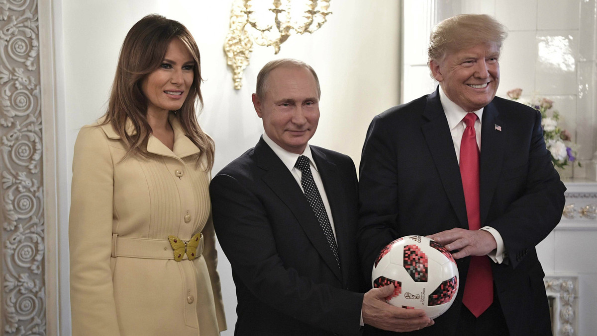 Hai nhà lãnh đạo cùng đệ nhất phu nhân Melania chụp ảnh chung sau họp báo, trên tay là quả bóng ông Putin tặng ông Trump. Ảnh: Reuters.