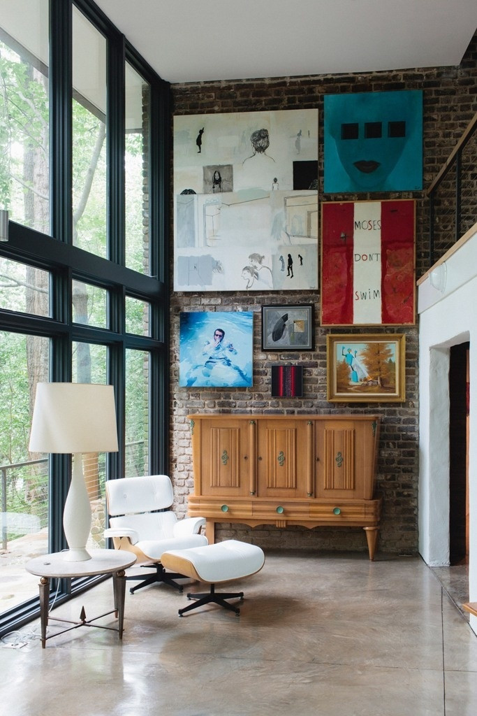 Hàng loạt các tác phẩm nghệ thuật được trưng bày ở phòng khách theo ý đồ của chủ nhà.