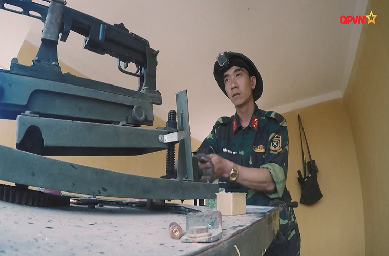 Khá bất ngờ khi những khẩu “pháo” được sử dụng cho bài huấn luyện này lại chính là khẩu tiểu liên PPSh-41 do Liên Xô chế tạo trong Chiến tranh Thế giới thứ 2 và được Quân đội Nhân dân Việt Nam sử dụng trong cả hai cuộc Kháng chiến chống Pháp và Mỹ sau này. Theo đó với một vài cải tiến nhỏ khẩu PPSh-41 đã biến thành một khẩu “pháo” trên sa bàn. Nguồn ảnh: QPVN.
