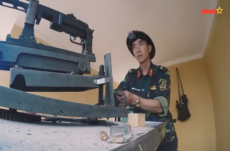 Khá bất ngờ khi những khẩu “pháo” được sử dụng cho bài huấn luyện này lại chính là khẩu tiểu liên PPSh-41 do Liên Xô chế tạo trong Chiến tranh Thế giới thứ 2 và được Quân đội Nhân dân Việt Nam sử dụng trong cả hai cuộc Kháng chiến chống Pháp và Mỹ sau này. Theo đó với một vài cải tiến nhỏ khẩu PPSh-41 đã biến thành một khẩu “pháo” trên sa bàn. Nguồn ảnh: QPVN.