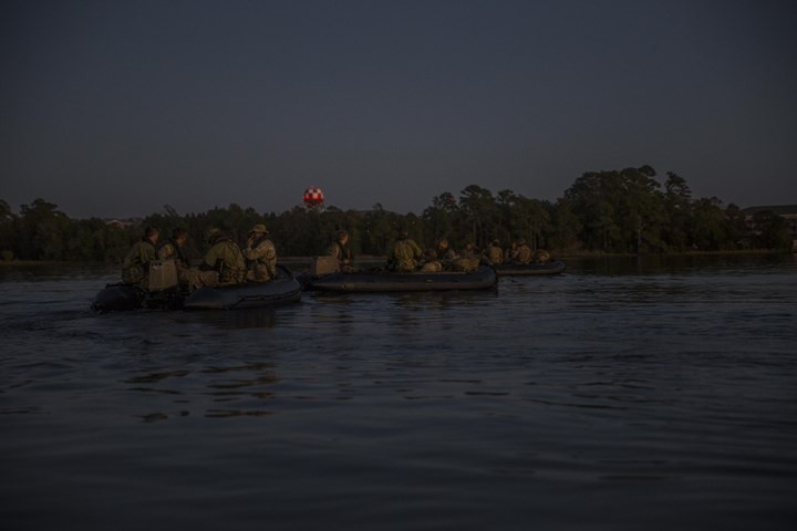 Họ cũng được đào tạo để dùng xuồng cao su tiếp cận đối phương bằng đường thủy.