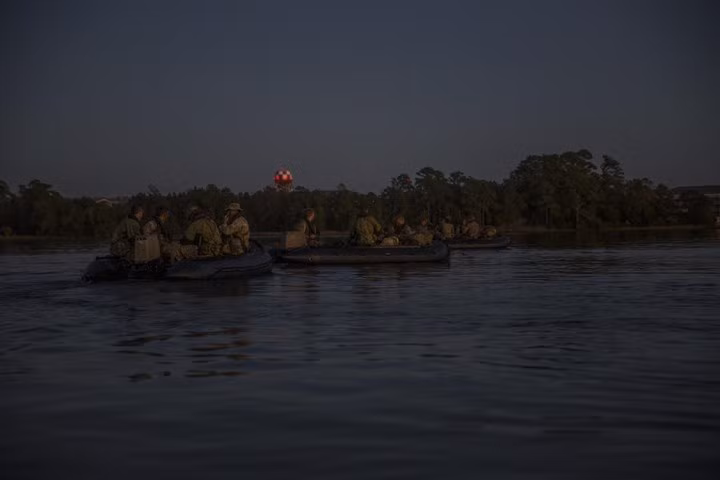 Họ cũng được đào tạo để dùng xuồng cao su tiếp cận đối phương bằng đường thủy.