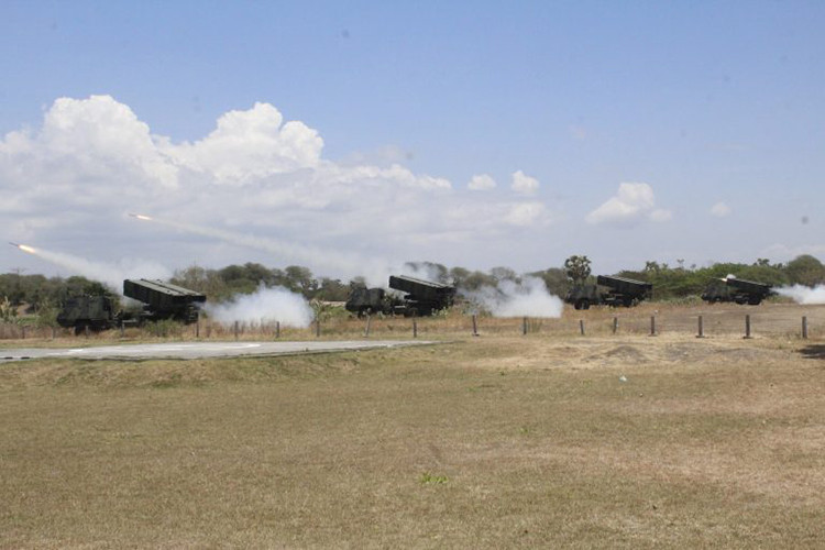 Mỗi hệ thống phóng Astros II có trọng lượng chiến đấu vào khoảng 10 tấn, dài 7 mét, rộng 2.9 mét và cao 2.6 mét. Pod modul đạn của Astros II dài 4.2 mét và mỗi quả đạn có trọng lượng trung bình vào khoảng 152kg. Để vận hành tổ hợp này chỉ cần tới 3 ba pháo thủ, đi kèm các xe phóng của Astros II còn có cả xe nạp đạn mang theo sẵn các pod đạn. Nguồn ảnh: Kostrad.