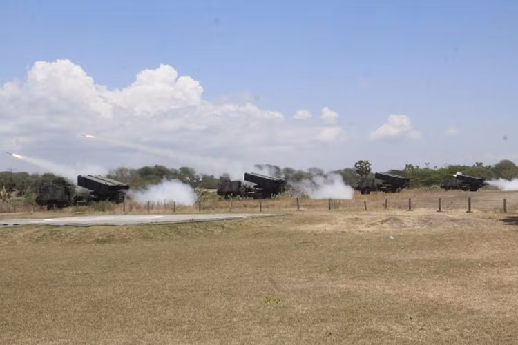 Mỗi hệ thống phóng Astros II có trọng lượng chiến đấu vào khoảng 10 tấn, dài 7 mét, rộng 2.9 mét và cao 2.6 mét. Pod modul đạn của Astros II dài 4.2 mét và mỗi quả đạn có trọng lượng trung bình vào khoảng 152kg. Để vận hành tổ hợp này chỉ cần tới 3 ba pháo thủ, đi kèm các xe phóng của Astros II còn có cả xe nạp đạn mang theo sẵn các pod đạn. Nguồn ảnh: Kostrad.