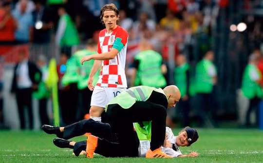 Nhom nhac Nga quay roi chung ket World Cup lai bi bat giam-Hinh-5