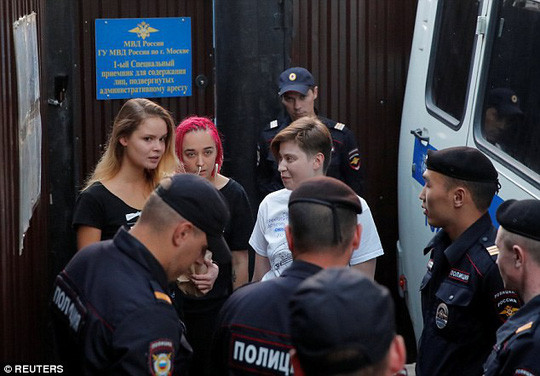 Nhom nhac Nga quay roi chung ket World Cup lai bi bat giam-Hinh-3