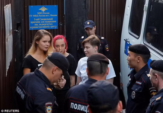 Nhom nhac Nga quay roi chung ket World Cup lai bi bat giam-Hinh-3