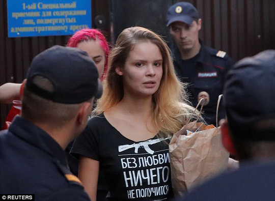 Nhom nhac Nga quay roi chung ket World Cup lai bi bat giam