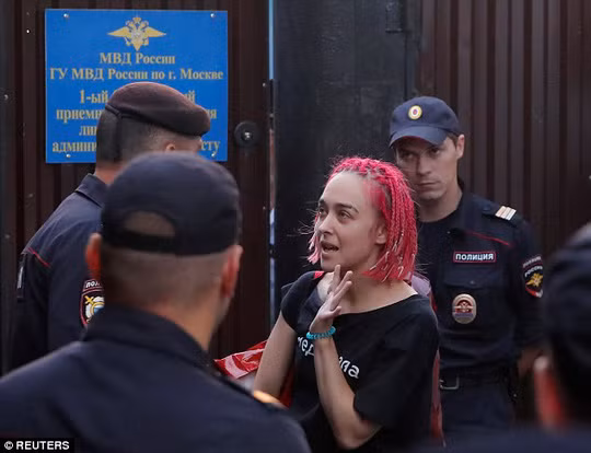 Nhom nhac Nga quay roi chung ket World Cup lai bi bat giam-Hinh-2