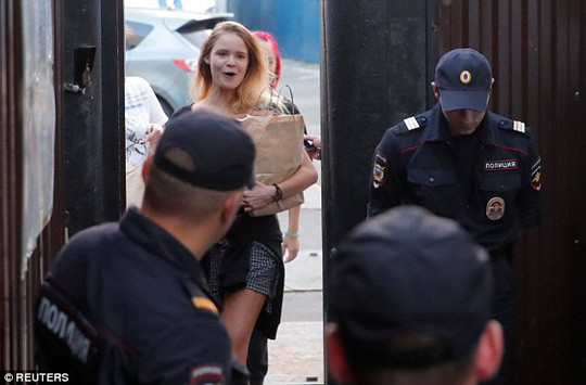 Nhom nhac Nga quay roi chung ket World Cup lai bi bat giam-Hinh-4