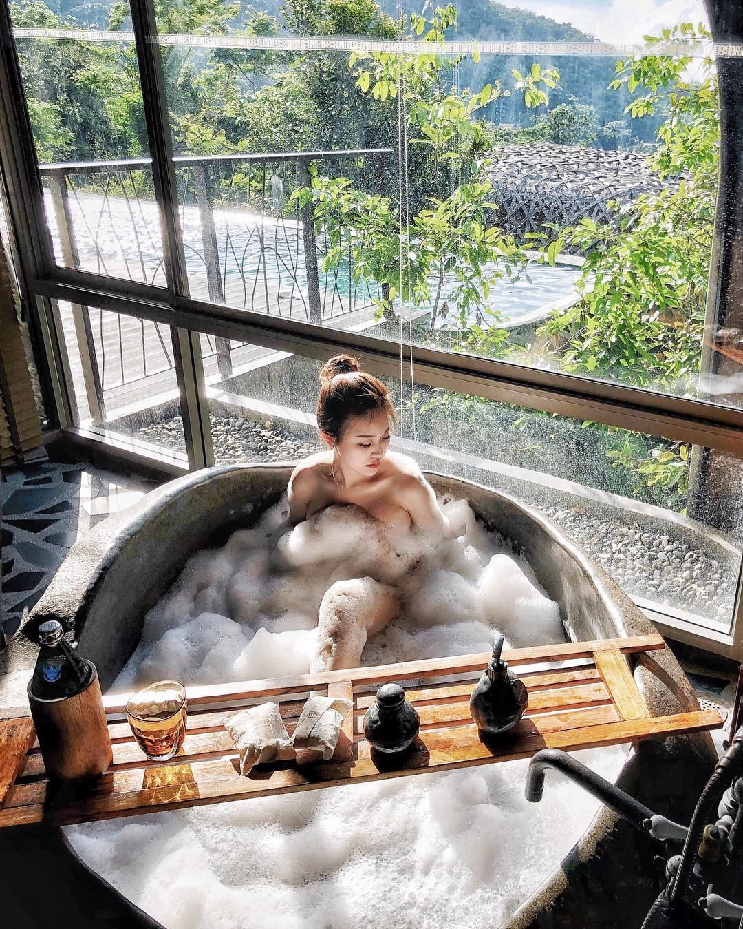 Trinh Hoàng là tiểu thư của một gia đình kinh doanh tại Hà Nội, hiện định cư tại Mỹ. Cũng như những bạn bè trong hội con nhà giàu Việt, ái nữ Hà thành thường xuyên có những chuyến du lịch trong mơ đến các địa điểm xinh đẹp và sang trọng.