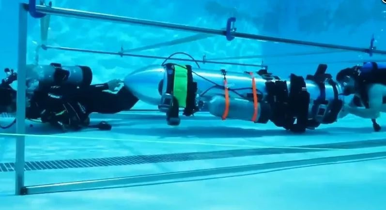 Những hình ảnh sáng 8.7 do tỷ phú công nghệ Mỹ đăng tải cho thấy, thiết bị đã hoàn thiện và đang trên đường đến Thái Lan. Ông cũng chia sẻ đoạn video về việc thử tàu ngầm mini này trong hồ bơi ở Los Angeles.