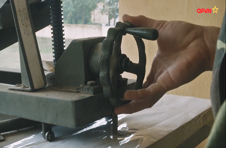 Trong ảnh là bộ phận điều chỉnh thước tầm đối với khẩu “pháo” PPSh-41 trong huấn luyện bắn trên sa bàn ở Lữ đoàn pháo binh 45. Nguồn ảnh: QPVN.