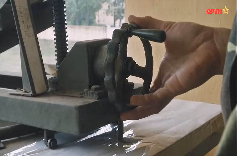 Trong ảnh là bộ phận điều chỉnh thước tầm đối với khẩu “pháo” PPSh-41 trong huấn luyện bắn trên sa bàn ở Lữ đoàn pháo binh 45. Nguồn ảnh: QPVN.