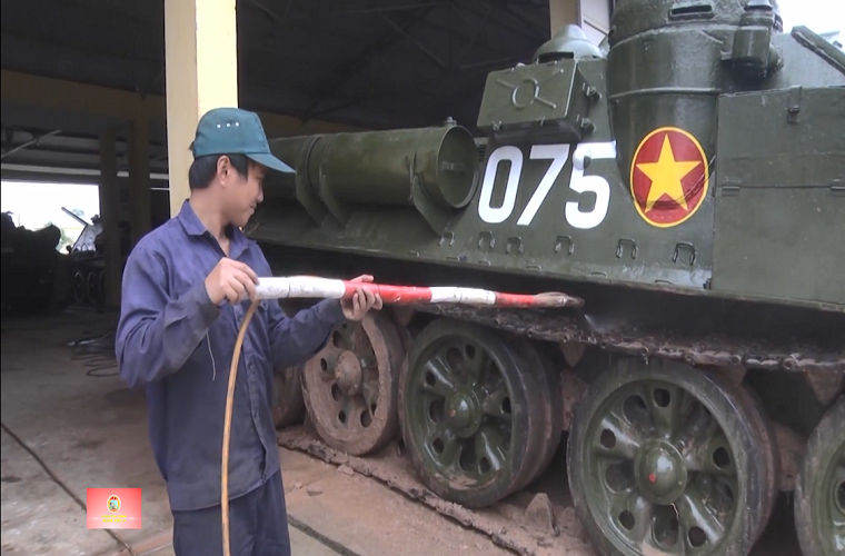 Pháo tự hành SU-100 được bọc giáp trước dày 75mm, giáp hông dày 35mm và nóc xe mỏng nhất 20mm, nếu so với T-54/55 rõ ràng giáp của SU-100 thua kém khá xa khiến nó không thể đóng vai trò hỏa lực tuyến đầu. Nguồn ảnh: Truyền hình khu 5.