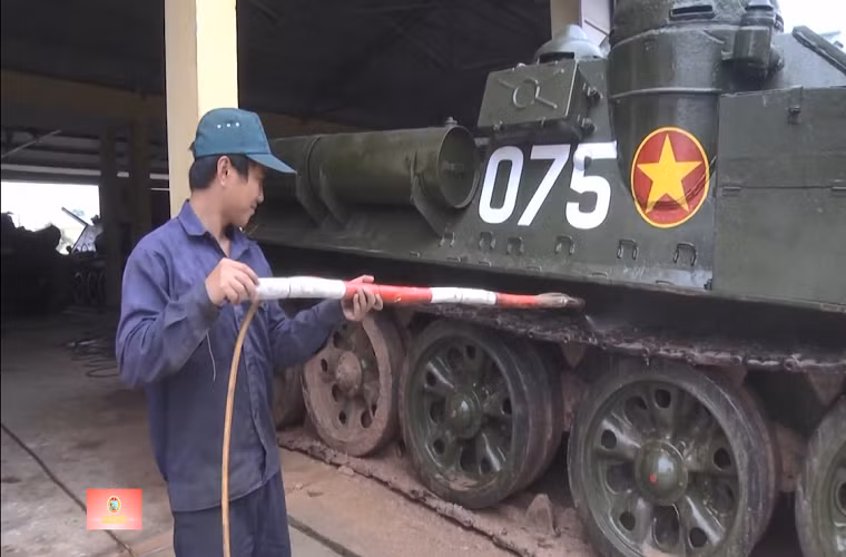 Pháo tự hành SU-100 được bọc giáp trước dày 75mm, giáp hông dày 35mm và nóc xe mỏng nhất 20mm, nếu so với T-54/55 rõ ràng giáp của SU-100 thua kém khá xa khiến nó không thể đóng vai trò hỏa lực tuyến đầu. Nguồn ảnh: Truyền hình khu 5.