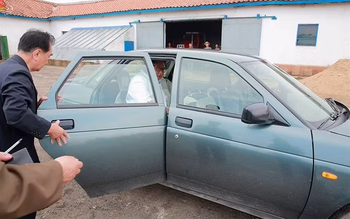 Thay vì chiếc Mercedes Benz chống đạn trong các chuyến công du nước ngoài, ông Kim Jong-un tỏ ra khá thoải mái khi ngồi lên một chiếc xe cũ do Nga sản xuất trong chuyến thăm Sindo.