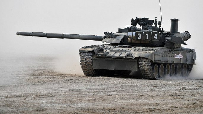Xe tăng T-80 trình diễn tại Diễn đàn Kỹ thuật Quân sự Quốc tế Army 2017 của Nga. (Ảnh: Sputnik)