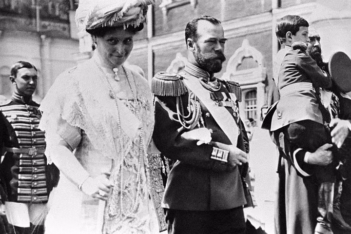 Hoàng đế Nicholas II quàng tay với Hoàng hậu Alexandra.