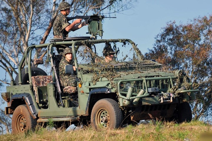 Xe có thể gắn súng máy 7,62mm hoặc 12,7mm, cũng như hệ thống phóng tên lửa chống tăng, súng không giật 106mm và các thiết bị liên lạc.