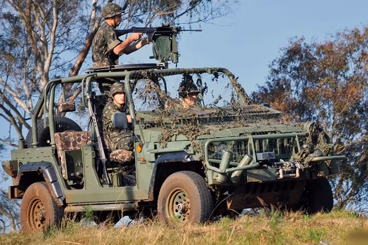 Xe có thể gắn súng máy 7,62mm hoặc 12,7mm, cũng như hệ thống phóng tên lửa chống tăng, súng không giật 106mm và các thiết bị liên lạc.