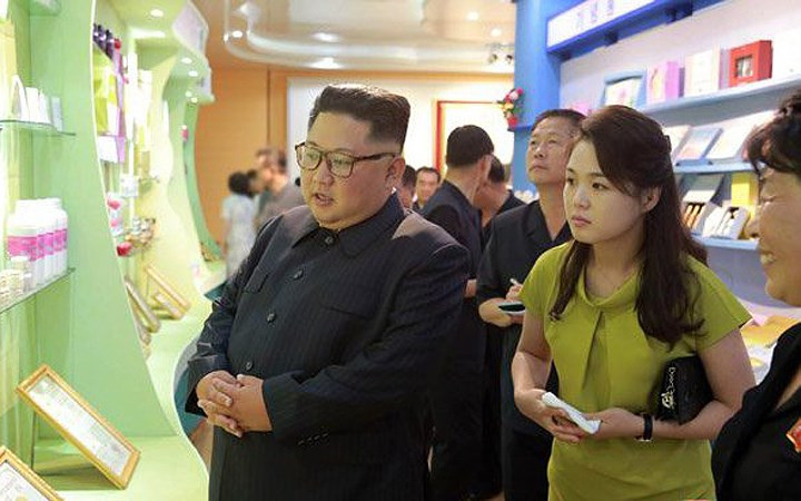 Thăm nhà máy mỹ phẩm Sinuiju, ông Kim Jong-un khen ngợi công nhân ở đây và yêu cầu họ tăng cường tự động hóa hơn nữa.