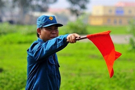 Nội dung hội thao phòng không tập trung vào bài bắn mục tiêu bóng neo đây và mục tiêu bay thấp ban ngày. Hội thao nhằm đánh giá kết quả công tác huấn luyện và khả năng SSCĐ của lực lượng phòng không Thành phố; đồng thời tuyển chọn tập thể xuất sắc tham gia hội thao phòng không cấp Quân khu năm 2018. Ảnh: Khẩu đội trưởng chỉ huy khẩu đội.
