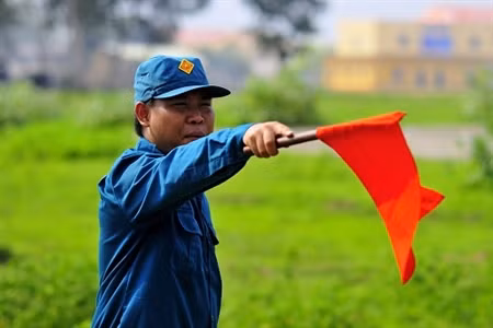 Nội dung hội thao phòng không tập trung vào bài bắn mục tiêu bóng neo đây và mục tiêu bay thấp ban ngày. Hội thao nhằm đánh giá kết quả công tác huấn luyện và khả năng SSCĐ của lực lượng phòng không Thành phố; đồng thời tuyển chọn tập thể xuất sắc tham gia hội thao phòng không cấp Quân khu năm 2018. Ảnh: Khẩu đội trưởng chỉ huy khẩu đội.