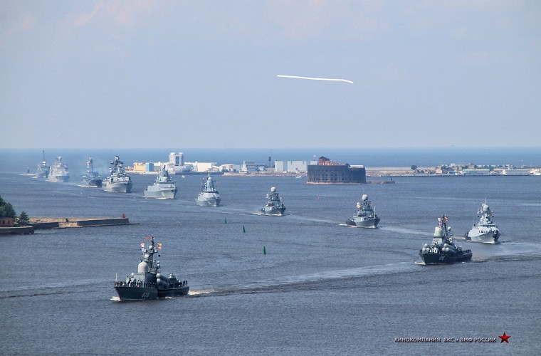 Một tuần trước lễ duyệt binh 29/7, các biên đội tàu chiến hiện đại nhất của Hải quân Nga đã đổ về Saint Petersburg để luyện tập và tổng duyệt cho lễ duyệt binh lớn nhất trong năm của lực lượng này. Năm nay đội hình tàu chiến tham gia tại Saint Petersburg sẽ là đội hình tàu mạnh nhất của Hải quân Nga trong vòng 10 năm trở lại gần đây với một loạt cái tên đình đám. Nguồn ảnh: sevmash.ru.