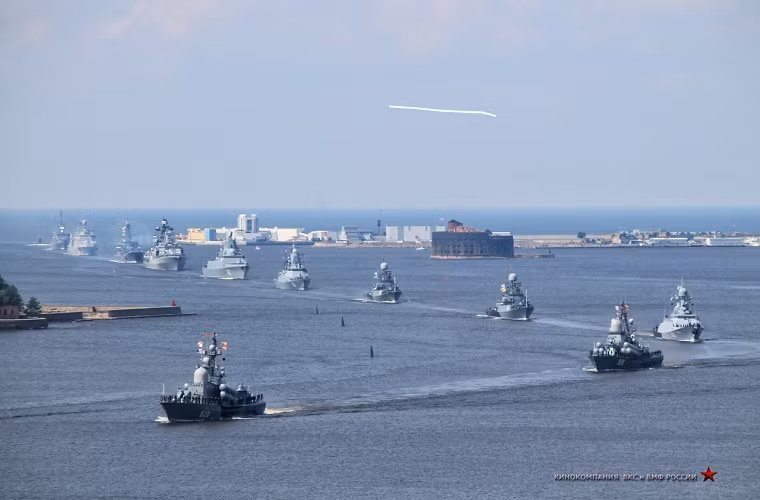 Một tuần trước lễ duyệt binh 29/7, các biên đội tàu chiến hiện đại nhất của Hải quân Nga đã đổ về Saint Petersburg để luyện tập và tổng duyệt cho lễ duyệt binh lớn nhất trong năm của lực lượng này. Năm nay đội hình tàu chiến tham gia tại Saint Petersburg sẽ là đội hình tàu mạnh nhất của Hải quân Nga trong vòng 10 năm trở lại gần đây với một loạt cái tên đình đám. Nguồn ảnh: sevmash.ru.