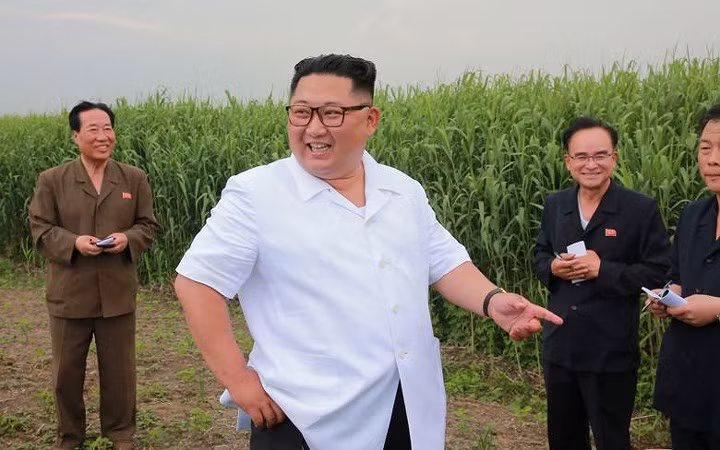 Nhà lãnh đạo Kim Jong-un thăm một trang trại ở Sindo. Chuyến thăm của nhà lãnh đạo Kim Jong-un đến khu vực nông thôn hẻo lánh phía Bắc này làm dấy lên những đồn đoán rằng Triều Tiên có thể tìm cách tăng cường hợp tác kinh tế với Trung Quốc.