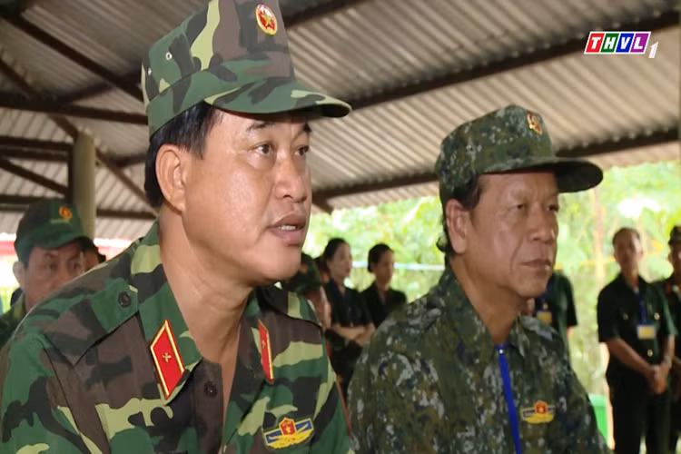 Để tạo ra và sản xuất quân phục ngụy trang kiểu kỹ thuật số là điều không hề đơn giản và hiện tại có không nhiều quốc gia trên thế giới có thể làm được. Cụ thể, họa tiết ngụy trang “kỹ thuật số” được tạo ra từ chính màu sắc địa hình được chọn với các thuật toán đặc biệt và mỗi bộ quân phục có họa tiết ngụy trang hoàn toàn khác nhau. Ở góc ảnh này ta có thể dễ dàng thấy được sự khác biệt giữa quân phục dã chiến K07 và quân phục “kỹ thuật số”. Nguồn ảnh: Truyền hình Vĩnh Long.