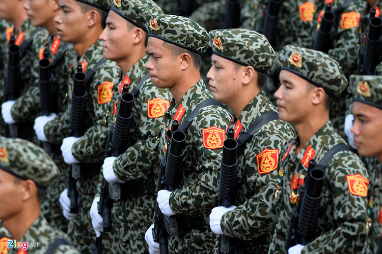 Ở các quân binh chủng khác, K07 cũng được tiết chế lại họa tiết ngụy trang và gam màu như Binh chủng Đặc Công khác với họa tiết "da báo" với gam màu chủ đạo là xanh lục. Nguồn ảnh: Zing.