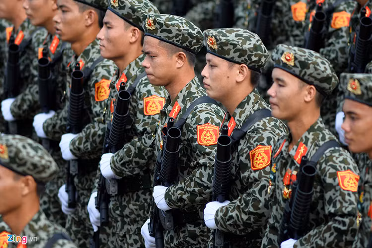 Ở các quân binh chủng khác, K07 cũng được tiết chế lại họa tiết ngụy trang và gam màu như Binh chủng Đặc Công khác với họa tiết "da báo" với gam màu chủ đạo là xanh lục. Nguồn ảnh: Zing.