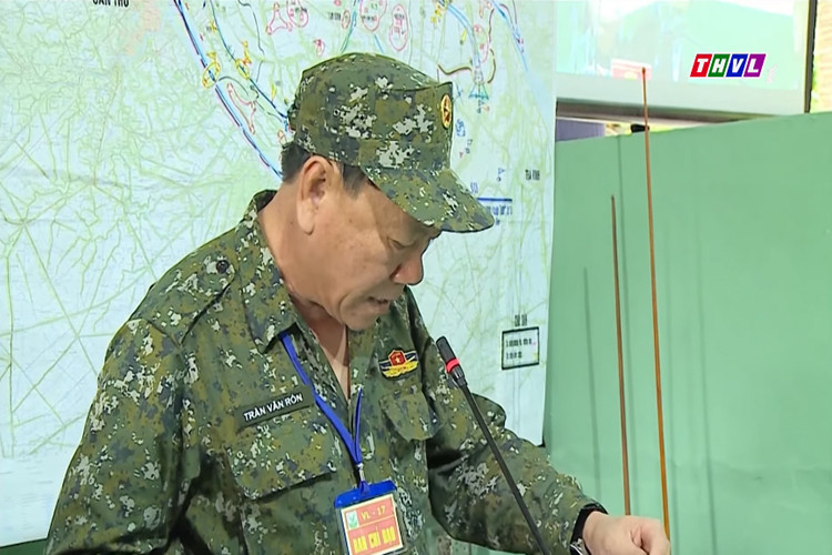 Rất có thể hiện tại Cục Quân nhu đang thử nghiệm song song cả K17 và quân phục ngụy trang “kỹ thuật số” trong một số đơn vị nhằm đánh giá cả hai mẫu quân phục này trước khi lựa chọn đưa vào trang bị toàn diện trong toàn quân. Nguồn ảnh: Truyền hình Vĩnh Long.