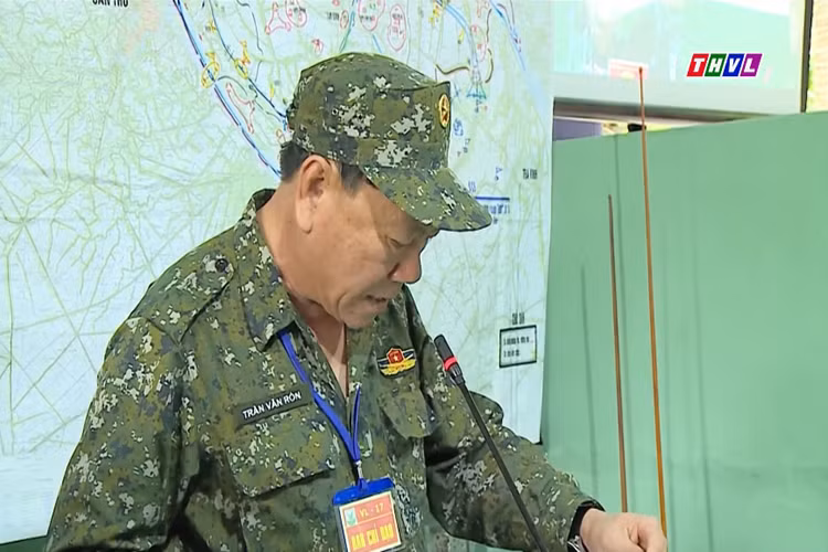 Rất có thể hiện tại Cục Quân nhu đang thử nghiệm song song cả K17 và quân phục ngụy trang “kỹ thuật số” trong một số đơn vị nhằm đánh giá cả hai mẫu quân phục này trước khi lựa chọn đưa vào trang bị toàn diện trong toàn quân. Nguồn ảnh: Truyền hình Vĩnh Long.