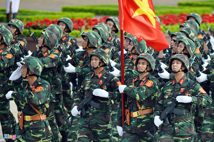 Hiện tại mẫu quân phục dã chiến tiêu chuẩn của Quân đội Nhân dân Việt Nam vẫn đang là mẫu K07 (Kiểu 07 - biểu thị năm đưa vào sử dụng 2007) với họa tiết kiểu "woodland" truyền thống phối từ các mảng màu xanh lục, nâu và đen (dành cho Lục quân). Sau hơn 10 năm được biên chế K07 đã thể hiện được những ưu điểm vượt trội của mình so với các mẫu quân phục dã chiến trước đây của Quân đội ta. Nguồn ảnh: Zing.