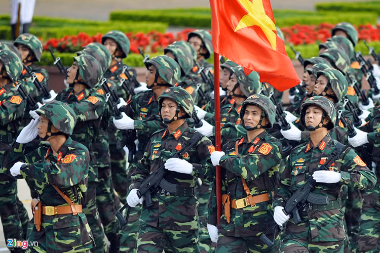 Hiện tại mẫu quân phục dã chiến tiêu chuẩn của Quân đội Nhân dân Việt Nam vẫn đang là mẫu K07 (Kiểu 07 - biểu thị năm đưa vào sử dụng 2007) với họa tiết kiểu "woodland" truyền thống phối từ các mảng màu xanh lục, nâu và đen (dành cho Lục quân). Sau hơn 10 năm được biên chế K07 đã thể hiện được những ưu điểm vượt trội của mình so với các mẫu quân phục dã chiến trước đây của Quân đội ta. Nguồn ảnh: Zing.