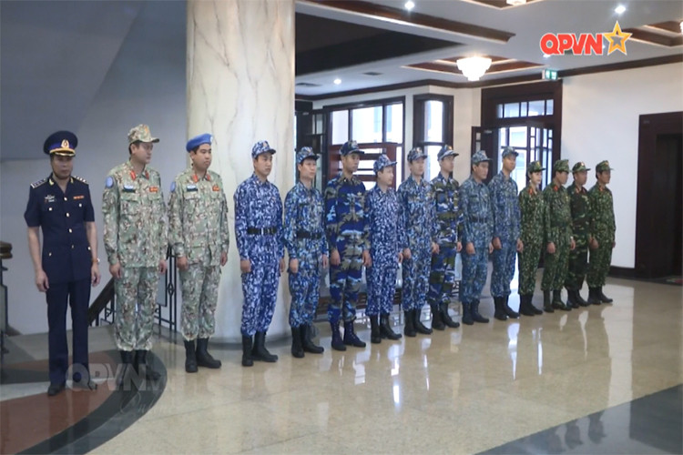 Theo đánh giá ban đầu thì quân phục K17 cho tác dụng ngụy trang tốt hơn K07, hiện tại nó đang được triển khai thử nghiệm tại một số đơn vị bộ binh trong toàn quân sự. Bên cạnh đó các mẫu K17 dành cho các quân binh chủng khác cũng được lần lượt giới thiệu trong đầu năm nay. Nguồn ảnh: QPVN.