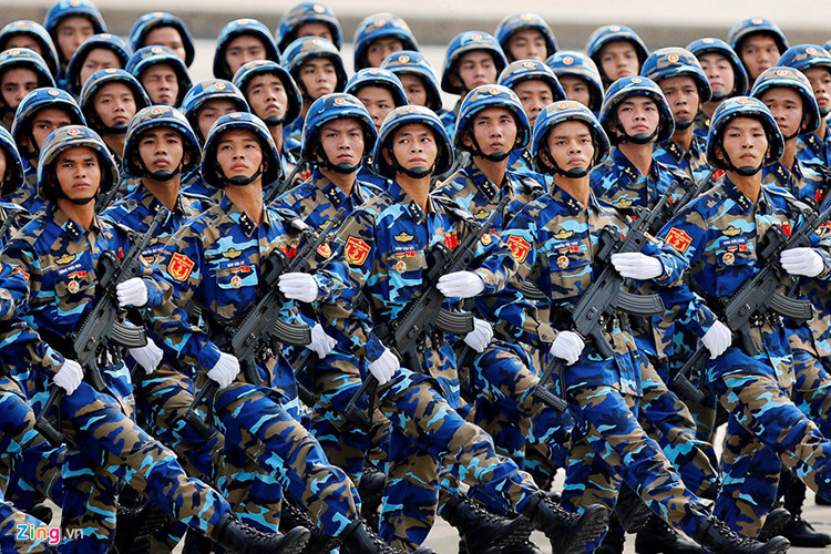 Mẫu quân phục K07 của Hải quân Nhân dân Việt Nam cũng sử dụn gam màu tương tự như Quân chủng Phòng không – Không quân nhưng với gam màu đậm hơn có sắc chủ đạo là xanh nước biển thay vì xanh lá như lục quân. Nguồn ảnh: Zing.