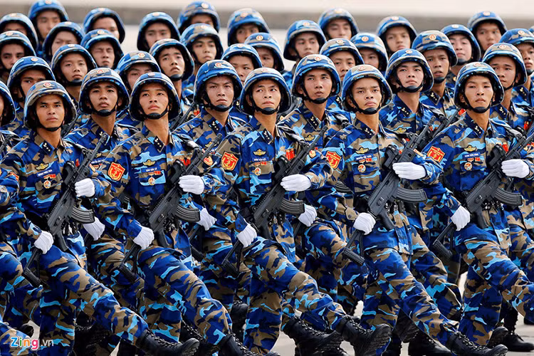 Mẫu quân phục K07 của Hải quân Nhân dân Việt Nam cũng sử dụn gam màu tương tự như Quân chủng Phòng không – Không quân nhưng với gam màu đậm hơn có sắc chủ đạo là xanh nước biển thay vì xanh lá như lục quân. Nguồn ảnh: Zing.