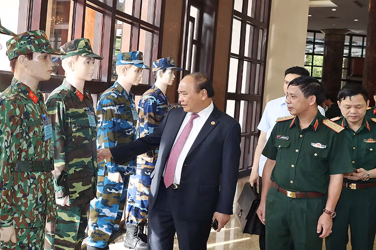 Dù K17 bước đầu cho thấy tính ưu việt của mình trong điều kiện tác chiến trên các loại địa hình ở Việt Nam thế nhưng trước yêu cầu ngày càng cao hơn trong việc bảo vệ người lính trước các biện pháp trinh sát điện tử của kẻ thù thì việc tiến tới “kỹ thuật số” hóa hay áp dụng các công nghệ cao vào sản xuất quân trang, quân phục dã chiến là điều sẽ sớm diễn ra. Nguồn ảnh: Tuổi Trẻ.