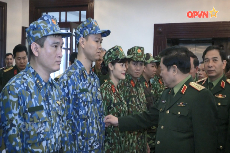 Trong góc ảnh này ta có thể thấy ba mẫu quân phục ngụy trang K17 của các quân binh chủng thuộc Quân đội Nhân dân Việt Nam lần lượt là Phòng không – Không quân, Hải quân và Lục quân. Nguồn ảnh: QPVN.