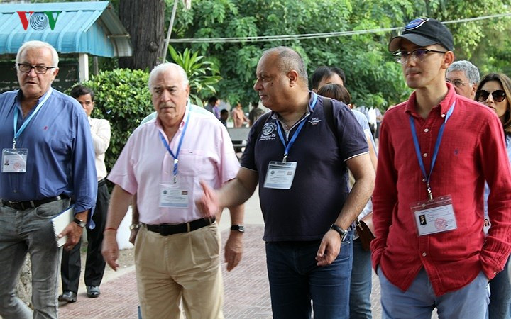 Cơ quan bầu cử quốc gia Campuchia (NEC) cho biết: có 89.612 quan sát viên trong nước và 539 quan sát viên quốc tế. Các giám sát viên quốc tế đến từ các nước Việt Nam, Trung Quốc, Anh, Pháp, Nga, Italy, Brazil,…, cùng nhiều tổ chức quốc tế.