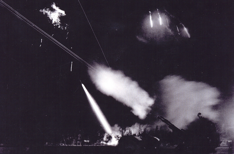 Theo đó đúng ngày 30/3/1972 Chiến trường tiến công Trị Thiên nổ ra và được chia thành ba đợt. Đợt 1: Từ ngày 30-3 đến 9-4, ta tiến công phá vỡ tuyến phòng thủ đường 9, giải phóng 2 huyện Gio Linh và Cam Lộ, buộc địch phải bố trí lực lượng phòng ngự thành 3 cụm (Đông Hà, Ái Tử, La Vang). Nguồn ảnh: Ảnh Tư Liệu.