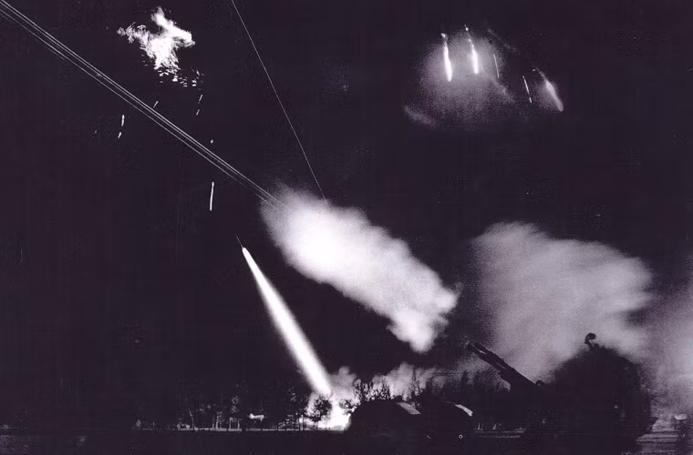 Theo đó đúng ngày 30/3/1972 Chiến trường tiến công Trị Thiên nổ ra và được chia thành ba đợt. Đợt 1: Từ ngày 30-3 đến 9-4, ta tiến công phá vỡ tuyến phòng thủ đường 9, giải phóng 2 huyện Gio Linh và Cam Lộ, buộc địch phải bố trí lực lượng phòng ngự thành 3 cụm (Đông Hà, Ái Tử, La Vang). Nguồn ảnh: Ảnh Tư Liệu.