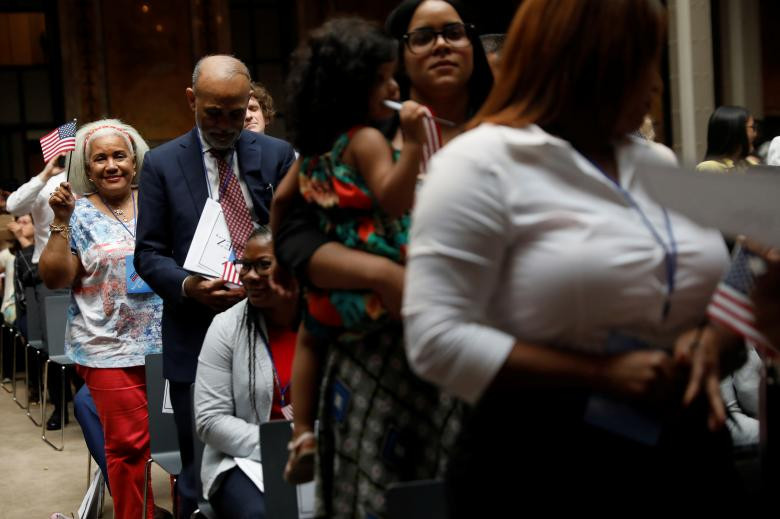 Ngay cả khi có được danh xưng công dân Mỹ, thì người nhập cư vẫn còn cả một chặng đường dài để trở thành một người Mỹ thực thụ điều mà không phải ai cũng có thể làm được. Ảnh: Reuters.