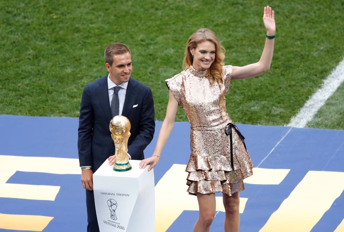 Philipp Lahm, cựu đội trưởng tuyển Đức vô địch World Cup 2014 cùng siêu mẫu Natalia Vodianova là 2 nhân vật có vinh dự đưa chiếc cup vàng ra ngoài sân vận động Luzhniki.