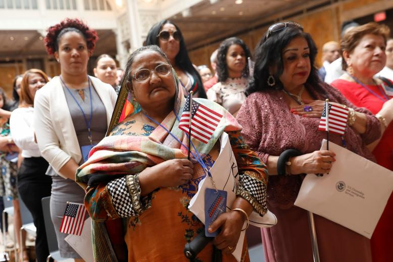Nơi diễn ra các buổi lễ nhập quốc tịch Mỹ thường được tổ chức tại các thư viện công cộng, công viên quốc gia, viện bảo tàng. Thậm chí một số lễ kỷ niệm còn tổ chức trên máy bay hoặc sân bóng chày. Và cũng không thể thiếu một vị thẩm phán liên bang đại diện nước Mỹ trao giấy chứng nhận công dân Mỹ cho người xin nhập tịch. Ảnh: Reuters.